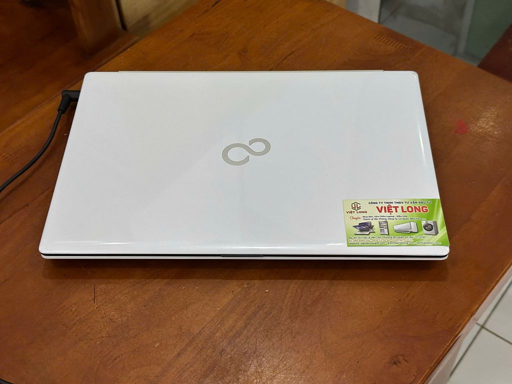 laptop-cu-Fujitsu-AH53-Core i5-Gen 8-trắng (3)