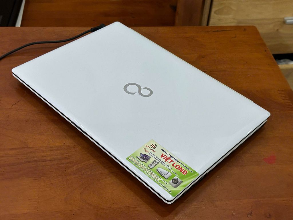 laptop-cu-Fujitsu-AH53-Core i5-Gen 8-trắng (7)